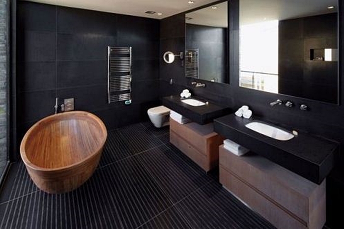 czarna łazienka z drewnianą wanną